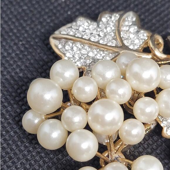 Glam Gold Tone Faux Pearl Crystal Grapevine Pin Chic Vintage Garden Party Vibes - Picture 5 of 11